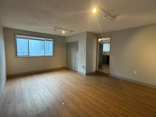 Building Photo - 5500 NE 41st Ave