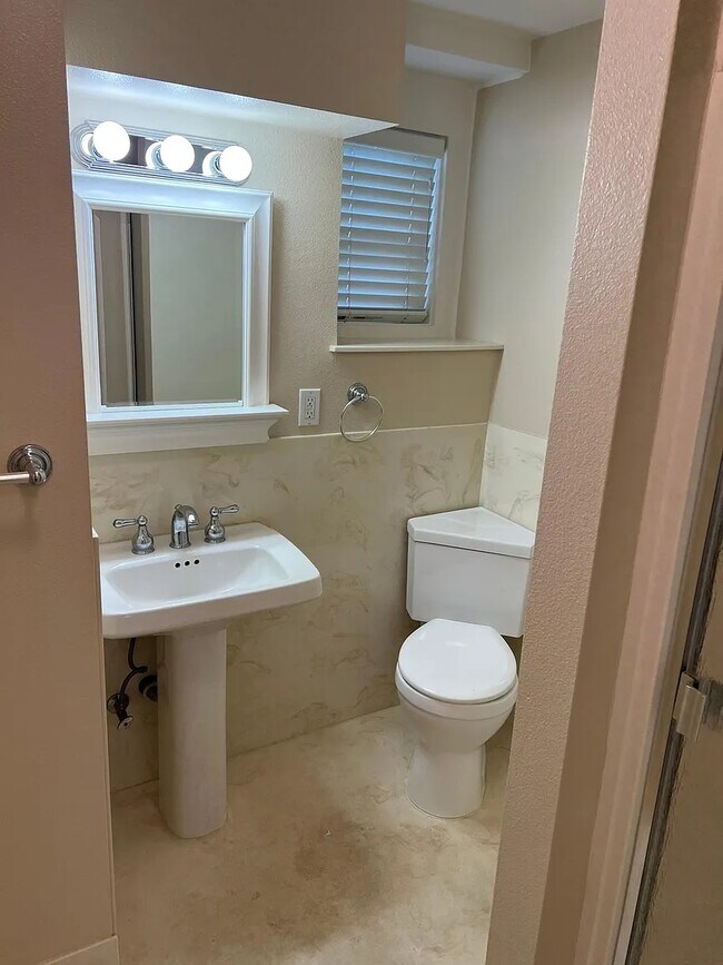 Building Photo - 419 Tyndall St