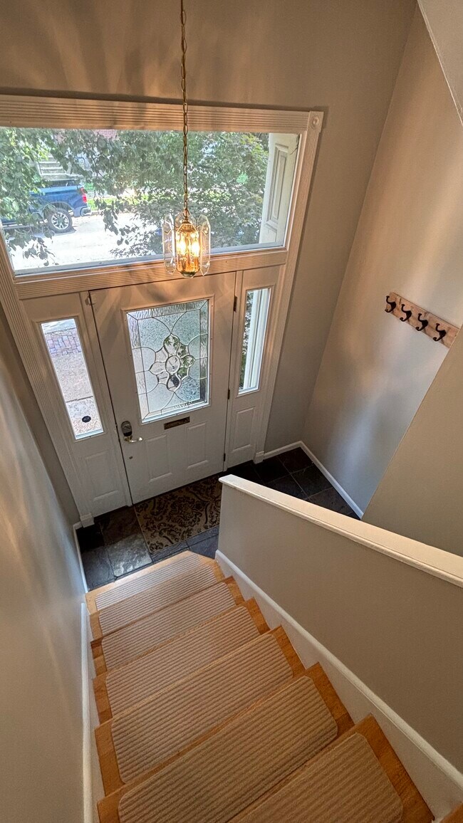 Primary Photo - 1915 Senate St