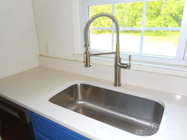 Building Photo - 733 Catawba Cir N
