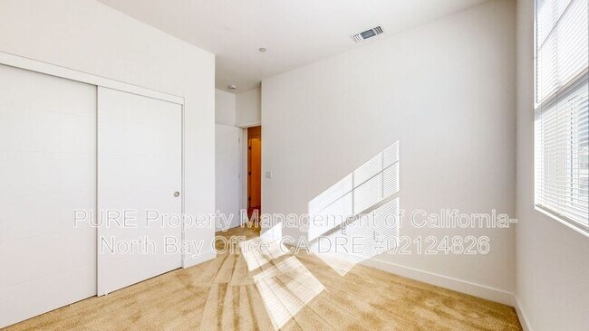 Building Photo - 221 Gambrel Cir