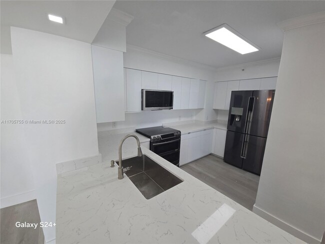 Building Photo - 1155 Brickell Bay Dr