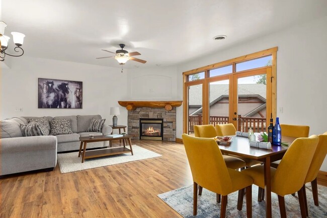 Building Photo - 3 Bed 2 Bath Condo!