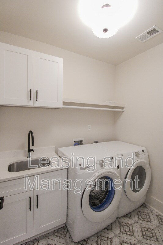 Building Photo - 3633 Happyland Blvd
