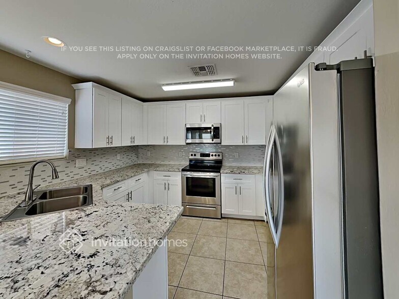 Building Photo - 22858 W Solano Dr