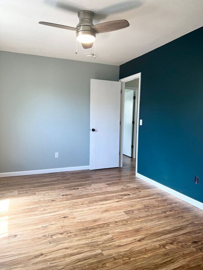 Building Photo - Gorgeous 4 bedroom, 2 bath Home with 2 car attached garage In NW Loveland, Colorado