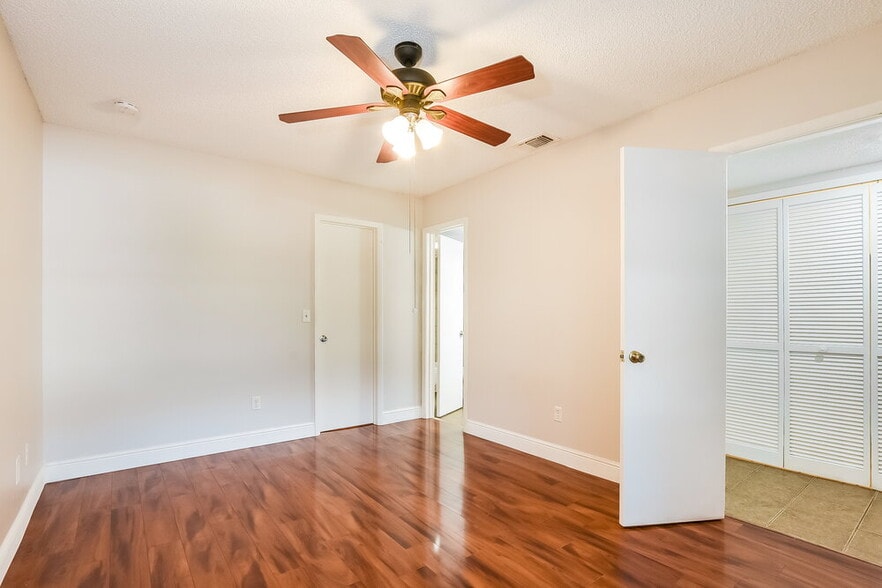 Building Photo - 402 E Springtree Way