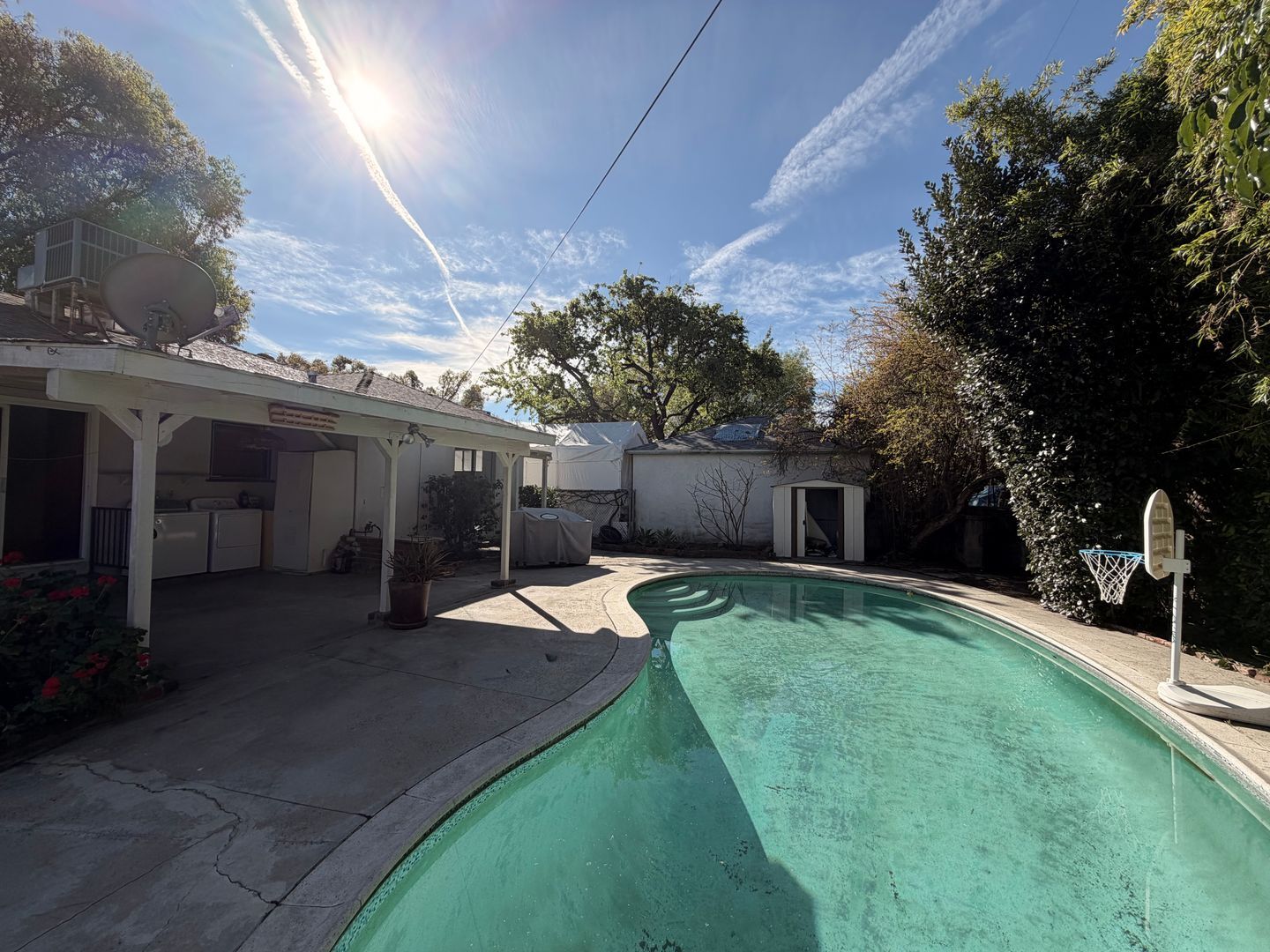 Building Photo - Charming 3BD Pool Home in Van Nuys | 2-Car Garage + Washer/Dryer + Central A/C