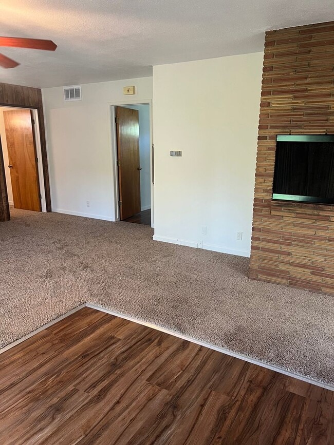 Building Photo - pd01 - Parkdale Estates Inc