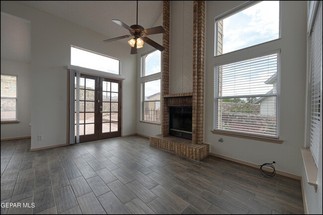 Building Photo - 894 Melville Ln