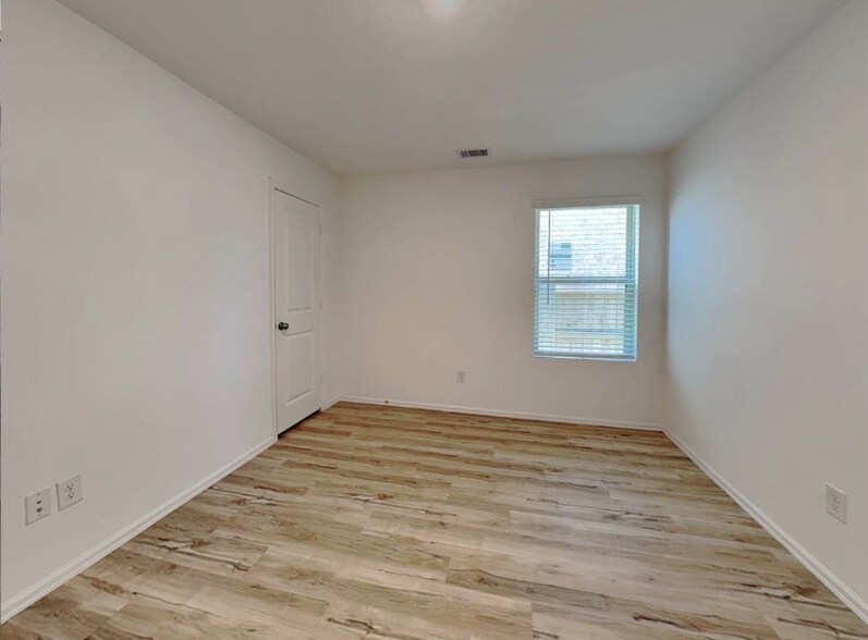 Building Photo - 4892 Bolanzo Ln