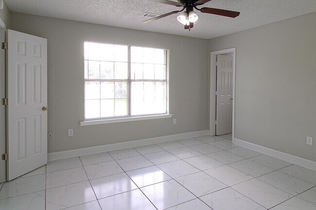 Building Photo - 1235 Pineridge Way