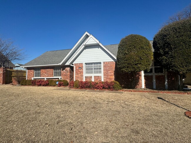 Building Photo - Stunning 3 bedroom 2 bath home in Tulsa