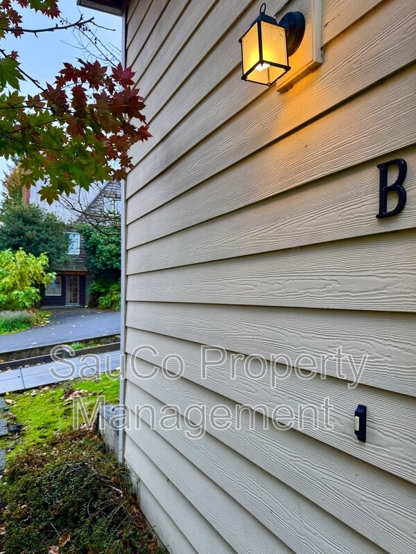 Building Photo - 3340 SW 12th Ave