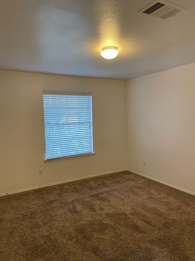 Building Photo - Available Now! Spacious & Well-Maintained ...