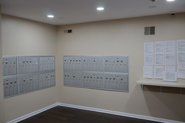 Building Photo - 6000 Oakwood Dr