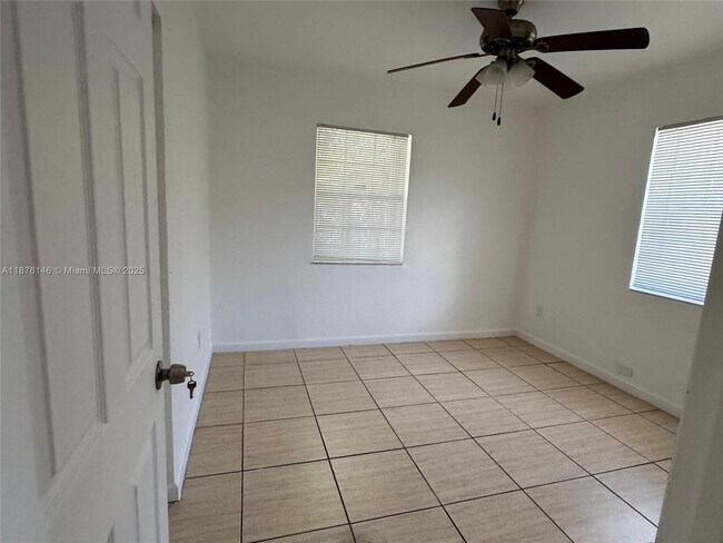 Building Photo - 713 SW 44th Ct