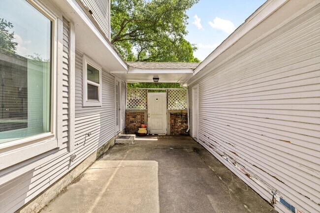 Building Photo - 2114 Briargreen Dr