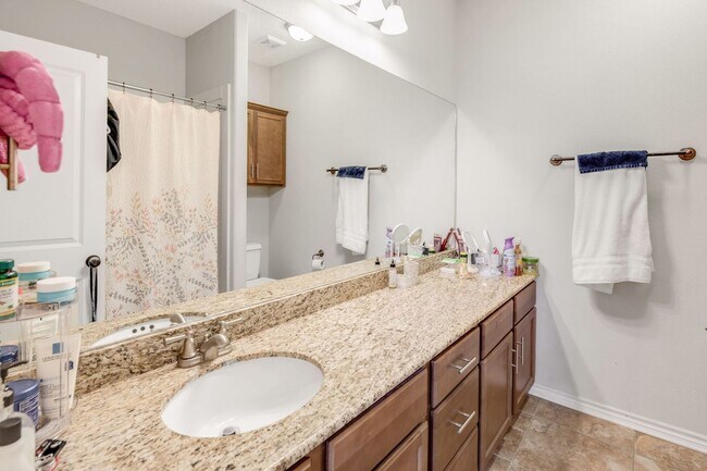 Building Photo - IMMEDIATE MOVE IN Spacious 3 Bedroom 2.5 B...