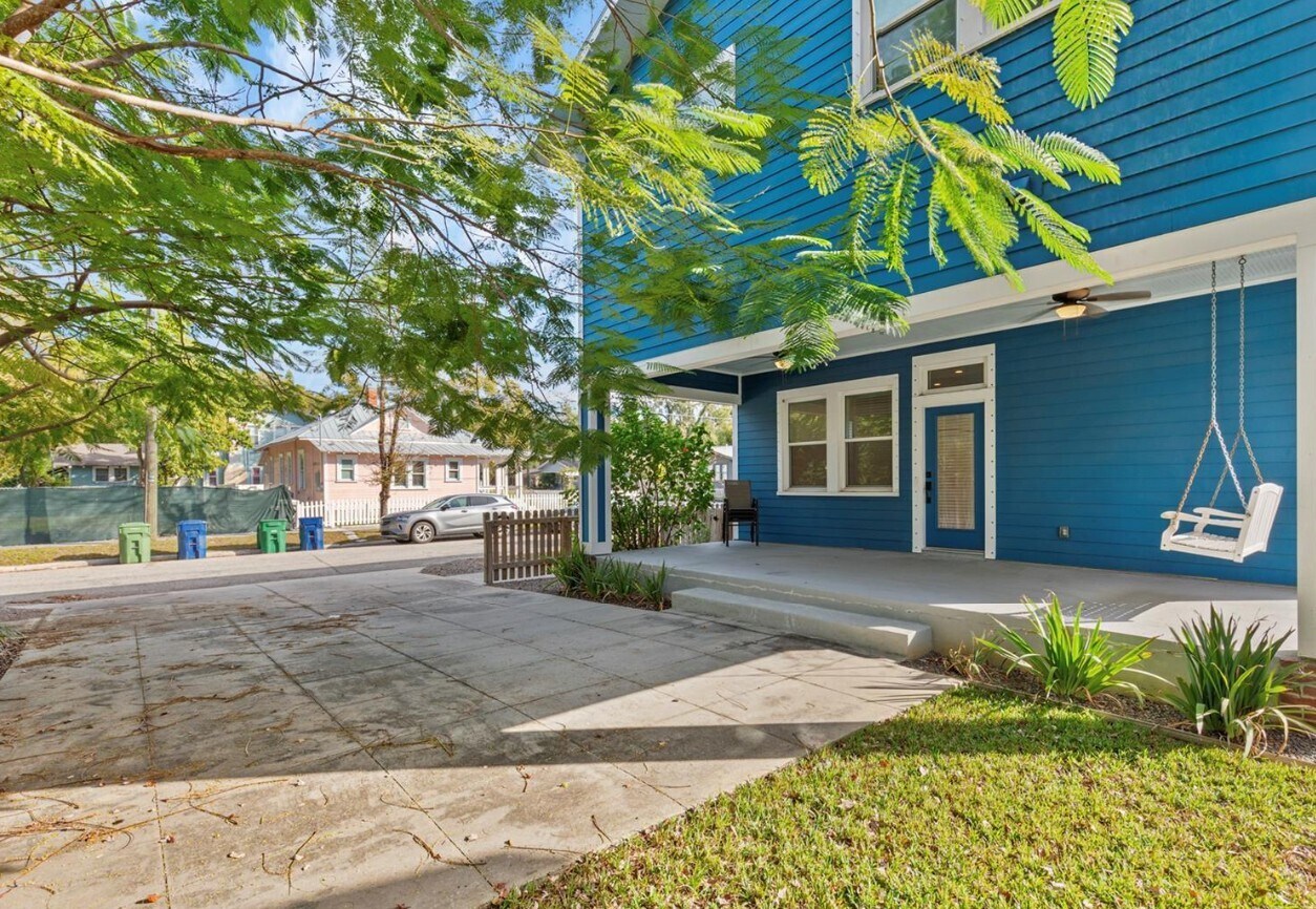 Building Photo - 214 E Floribraska Ave
