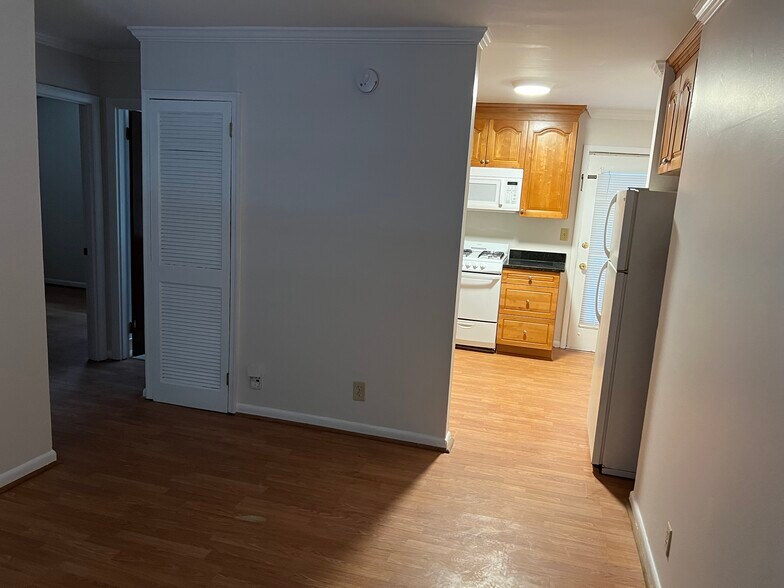 Building Photo - 860 Monroe Dr NE