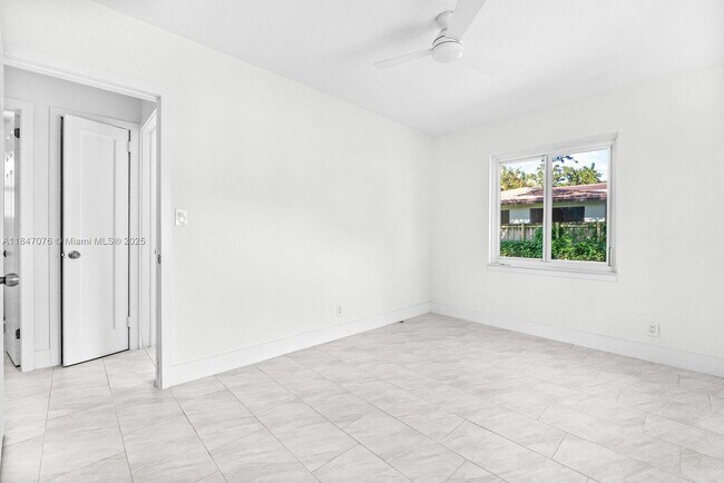 Building Photo - 1121 SW 18th Ct