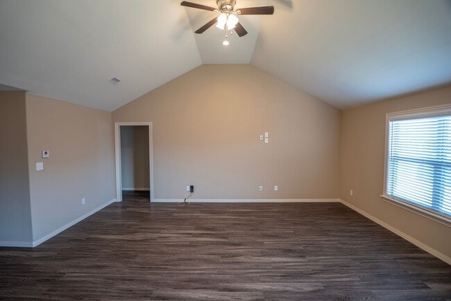 Building Photo - Spacious 3 Bedroom, 2 Bathroom home!