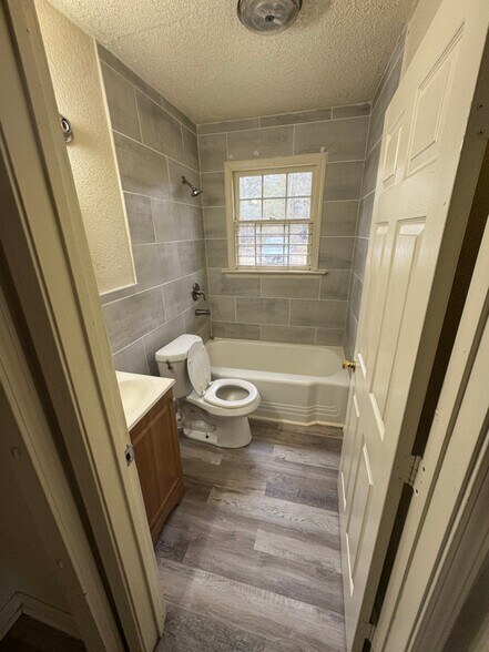 Building Photo - 5444 Winbourne Ave