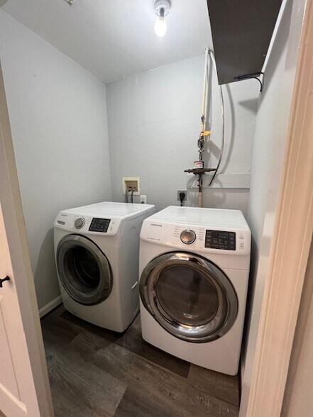 washer and dryer units - 4801 Waltonshire Cir