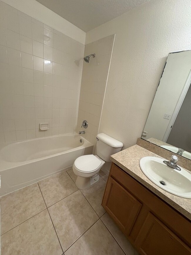 Building Photo - For Rent: 3 Bed / 2.5 Bath Townhome in Ash...