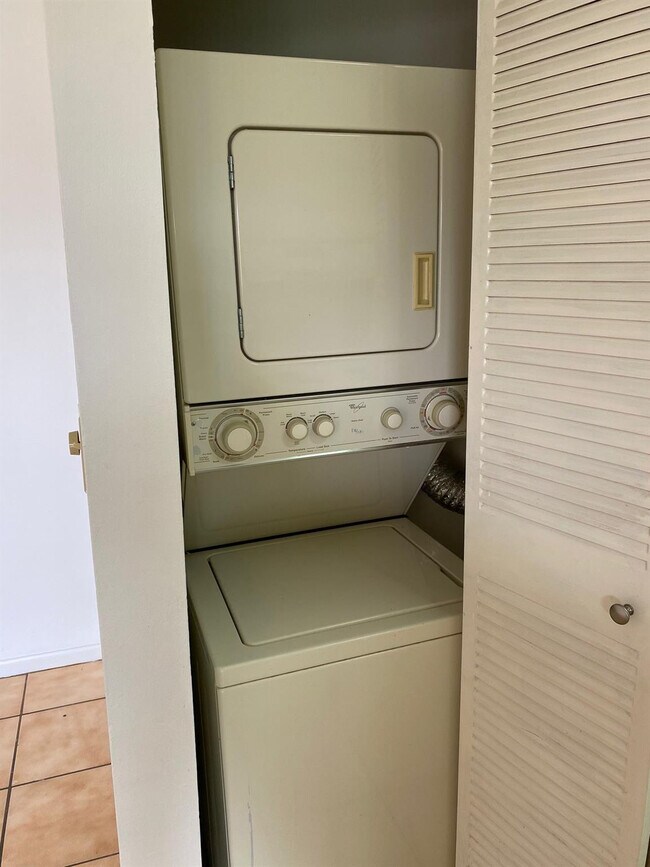 Building Photo - 660 W Park Dr