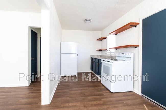 Building Photo - 842 Sylvan Ln