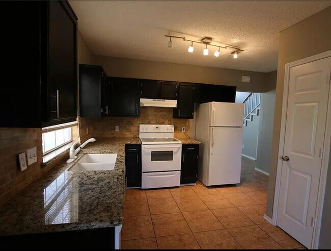 Building Photo - 1618 Beach Ln