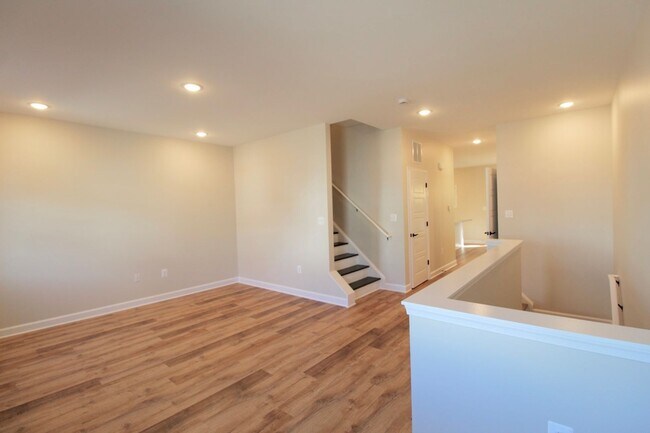 Building Photo - 3 level town home in popular Congers Creek...