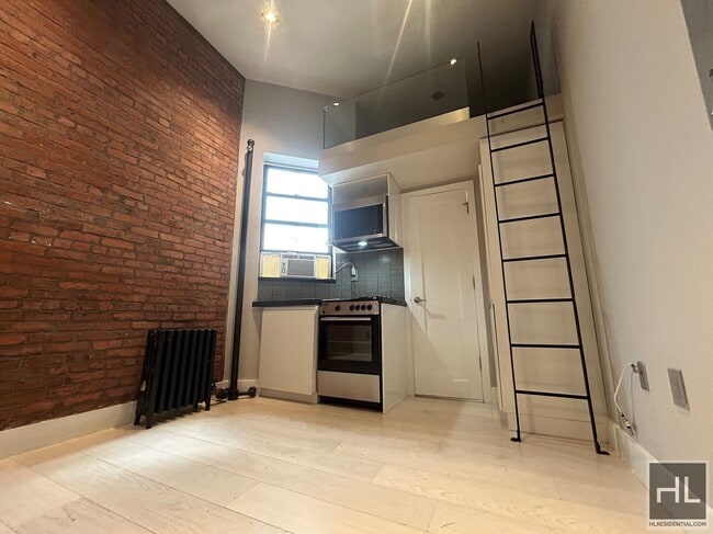 Building Photo - 358 W 51st St