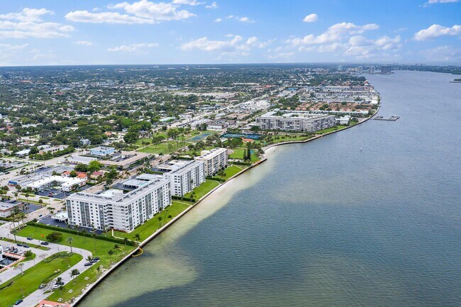 Building Photo - 301 Lake Shore Dr