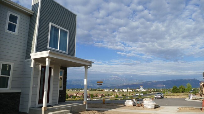 Building Photo - 3 Bedroom, 2.5 Bathroom with two car garage - Available 2/5/2025