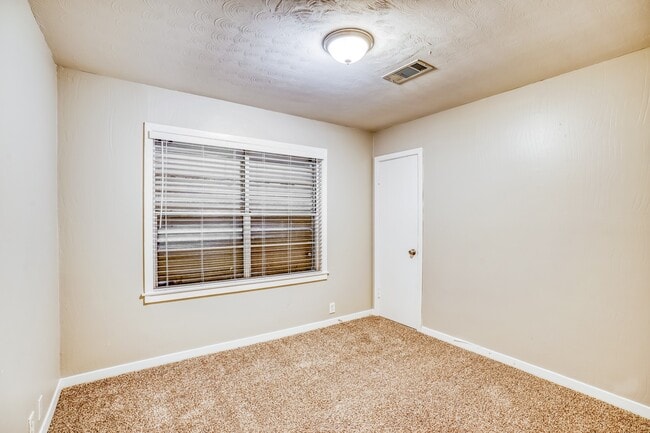 Building Photo - 1610 13th Ave N