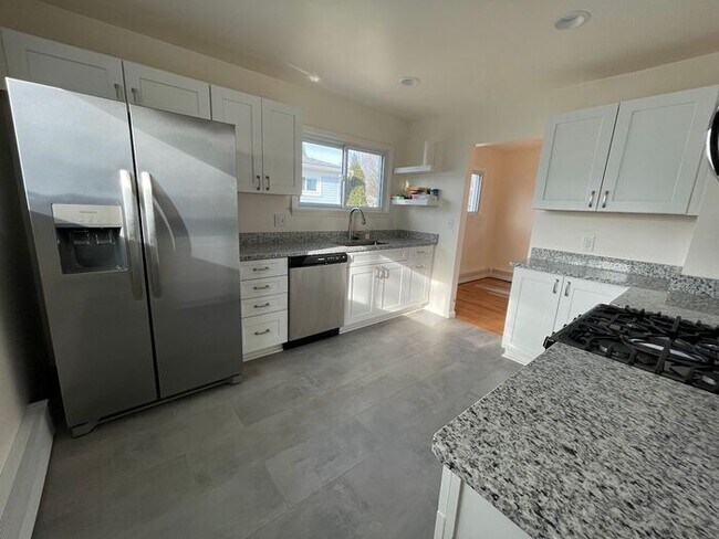 Building Photo - Charming 3-Bedroom Home with Finished Basement in Waterford Township