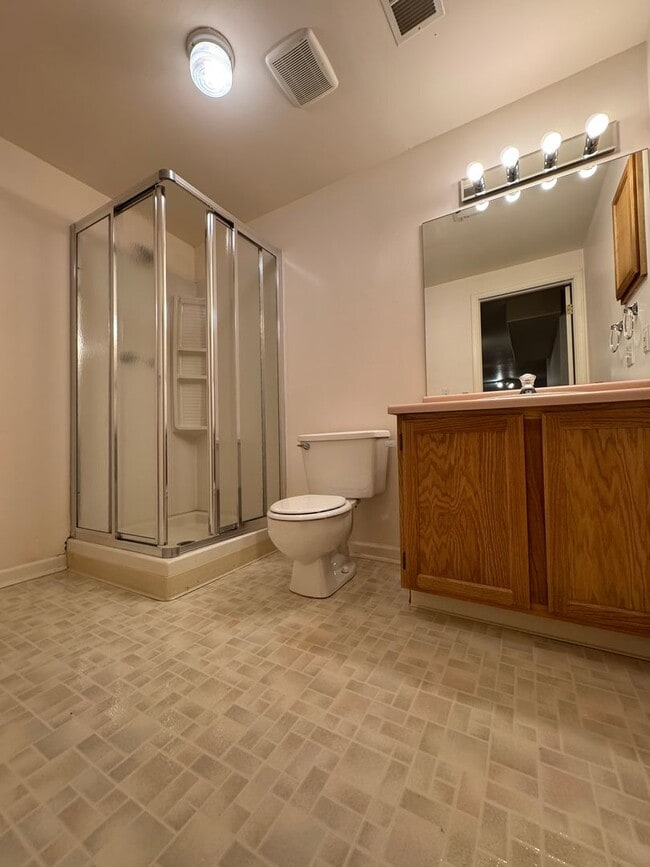 Building Photo - Spacious home in English Ranch