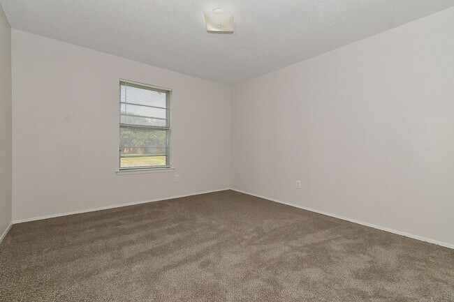 Building Photo - 1703 La Fontaine Ln