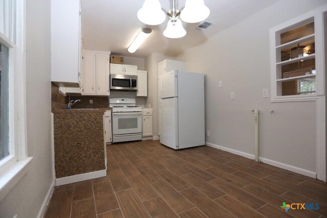 Building Photo - 128 Sherwood St