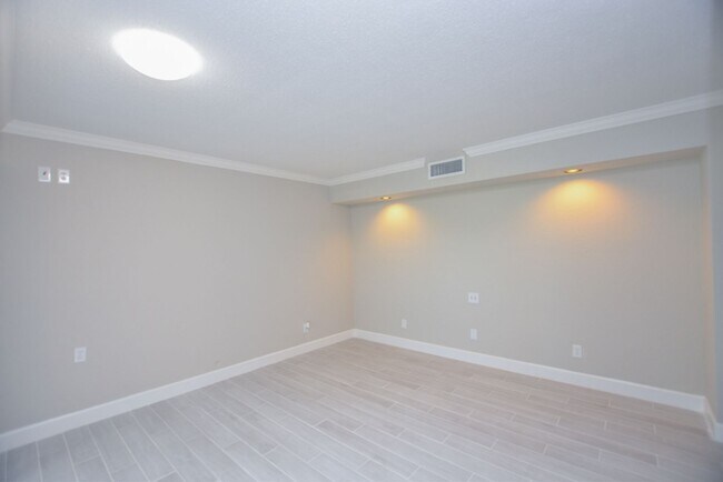 Building Photo - 622 Olde Camelot Cir