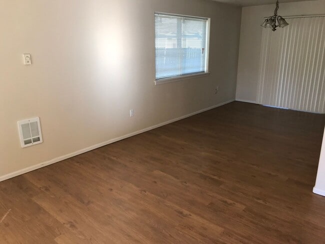 Building Photo - 3 bedroom townhouse in Springfield