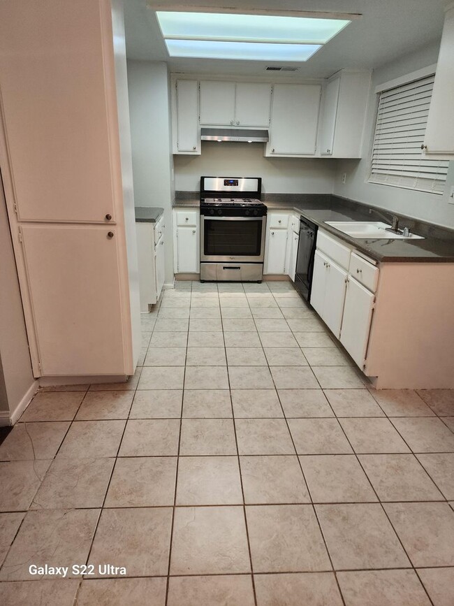 Building Photo - 2 Bedroom 1 Bathroom Apartment with 1 Car ...