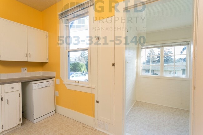 Building Photo - Charming 2 Bedroom Apartment Available in Milwaukie - Private Fenced-In Yard!