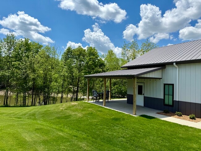 Building Photo - 460 NE 200th Rd