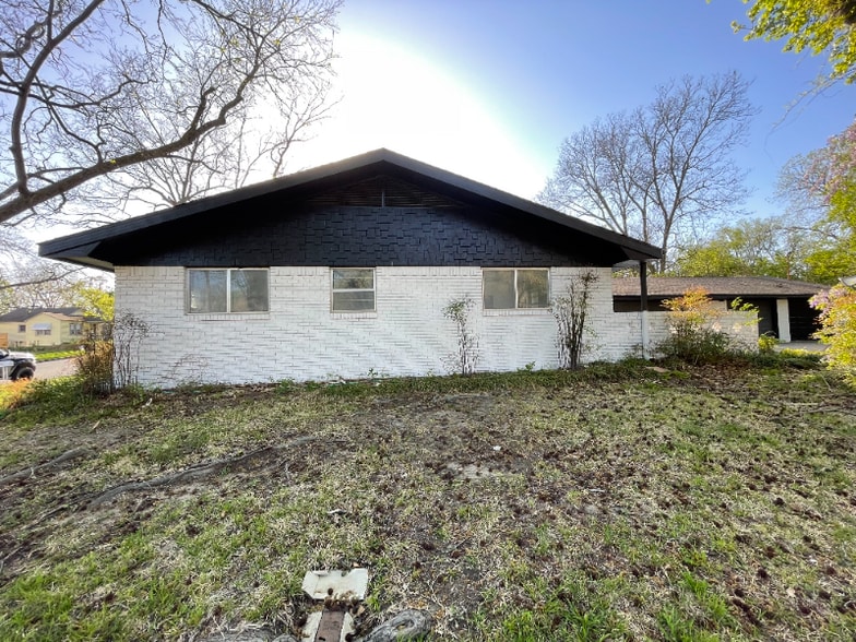 Building Photo - 1501 W Chestnut St