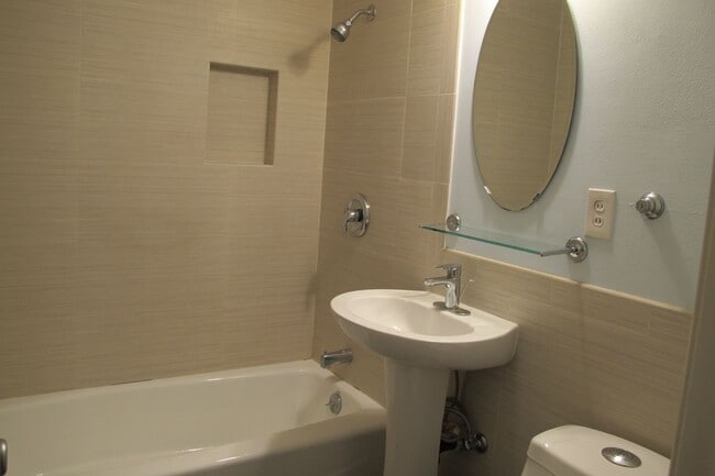 Building Photo - 490 Glenhill Dr
