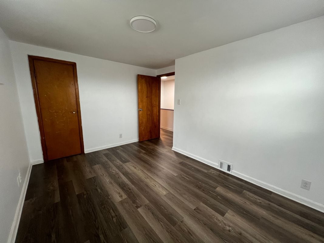 Building Photo - 512 Cayuga Rd